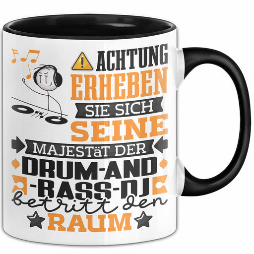 Drum-and-Bass-DJ Geschenk Tasse Lustiger Spruch Erheben Sie Sich Der Drum-and-Bass-DJ Betritt den Raum Schwarz Trendation