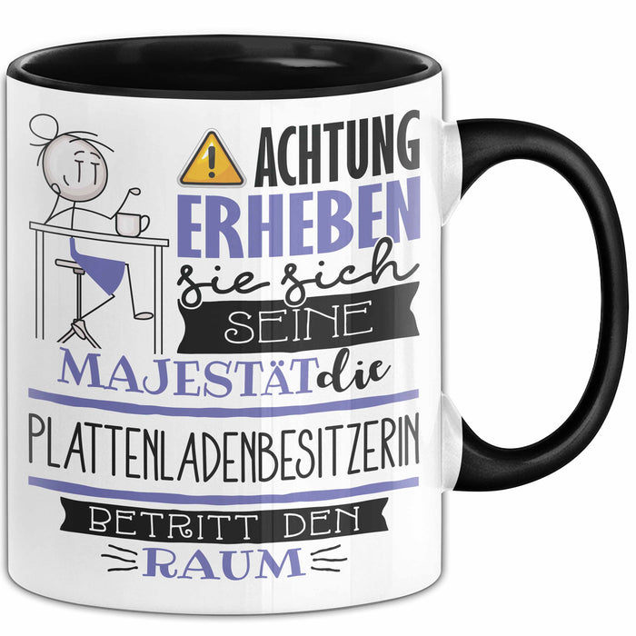 Plattenladenbesitzerin Tasse Geschenk Lustiger Spruch Bitte Erheben Sie Sich Seine Majestät Die Plattenladenbesitzerin Betritt Den Raum Schwarz Trendation