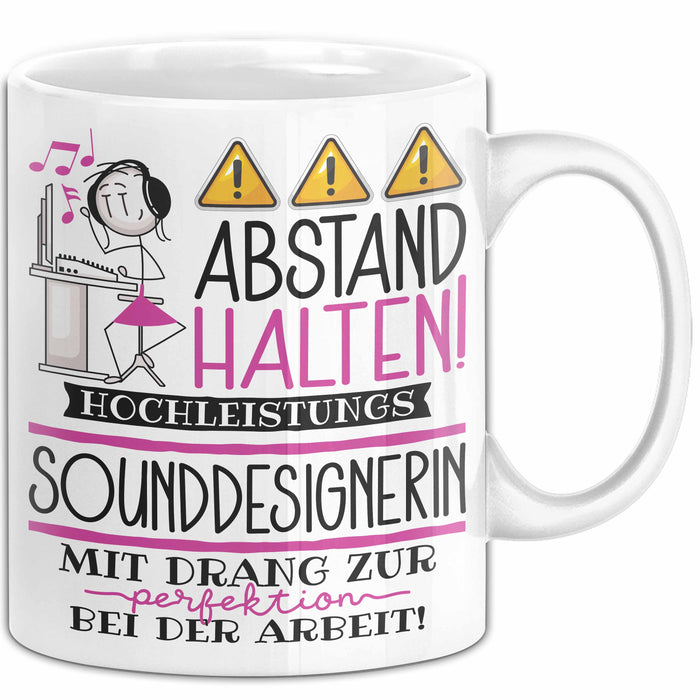 Sounddesignerin Tasse Geschenk Lustig Abstand Halten Hochleistungs-Sounddesignerin Mit Drang Zur Perfektion Bei Der Arbeit Weiß Trendation
