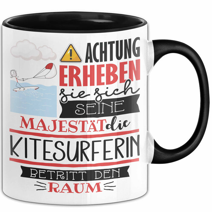 Kitesurferin Tasse Geschenk Lustiger Spruch Bitte Erheben Sie Sich Seine Majestät Die Kitesurferin Betritt Den Raum Schwarz Trendation