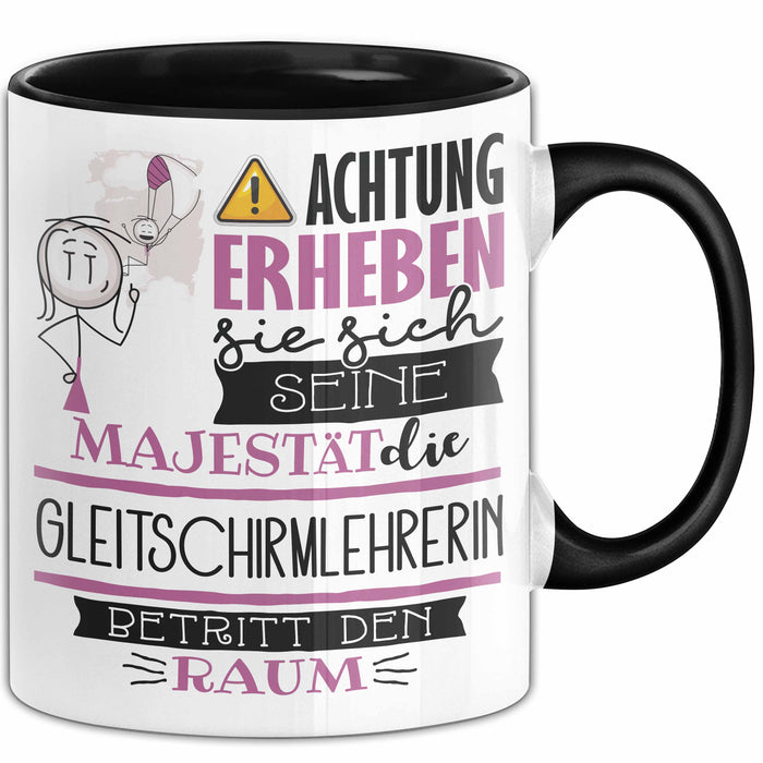 Gleitschirmlehrerin Tasse Geschenk Lustiger Spruch Bitte Erheben Sie Sich Seine Majestät Die Gleitschirmlehrerin Betritt Den Raum Schwarz Trendation