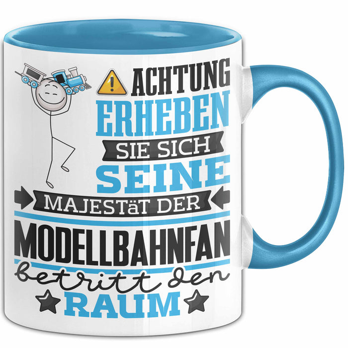 Modellbahnfan Geschenk Tasse Lustiger Spruch Erheben Sie Sich Der Modellbahnfan Betritt den Raum Blau Trendation