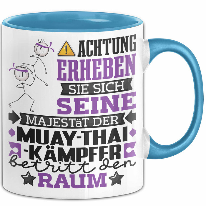 Muay-Thai-Kämpfer Geschenk Tasse Lustiger Spruch Erheben Sie Sich Der Muay-Thai-Kämpfer Betritt den Raum Blau Trendation
