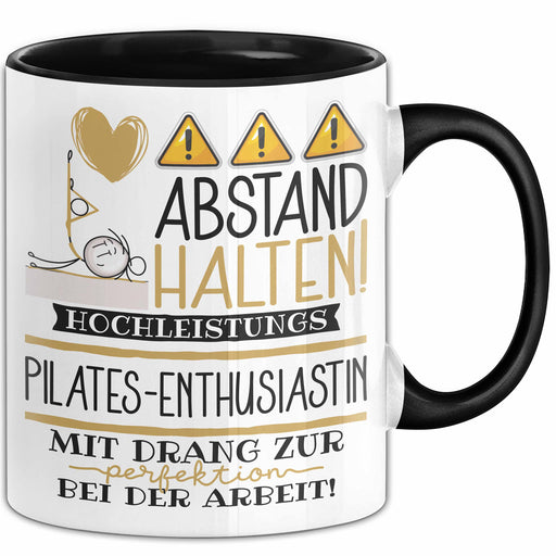 Pilates-Enthusiastin Tasse Geschenk Lustig Abstand Halten Hochleistungs-Pilates-Enthusiastin Mit Drang Zur Perfektion Bei Der Arbeit Trendation