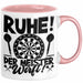 Dart-Spieler Geschenk Tasse Kaffee-Becher Darts Geschenkidee Spruch Geburtstag Ruhe Der Meister Wirft Rosa Trendation