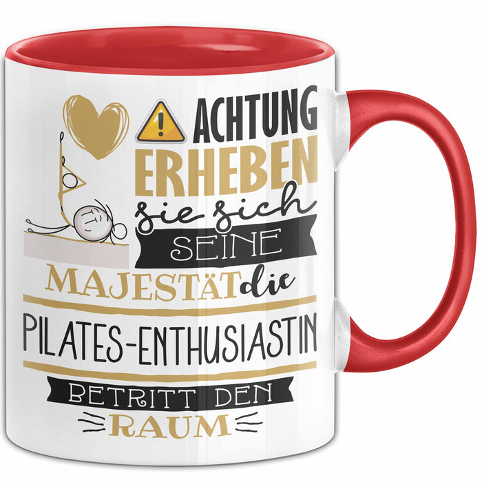 Pilates-Enthusiastin Tasse Geschenk Lustiger Spruch Bitte Erheben Sie Sich Seine Majestät Die Pilates-Enthusiastin Betritt Den Raum Rot Trendation