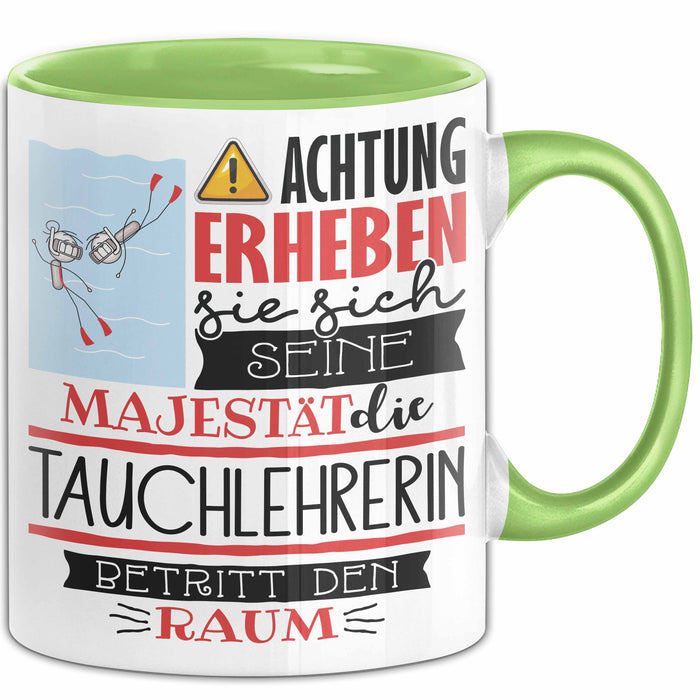 Tauchlehrerin Tasse Geschenk Lustiger Spruch Bitte Erheben Sie Sich Seine Majestät Die Tauchlehrerin Betritt Den Raum Grün Trendation