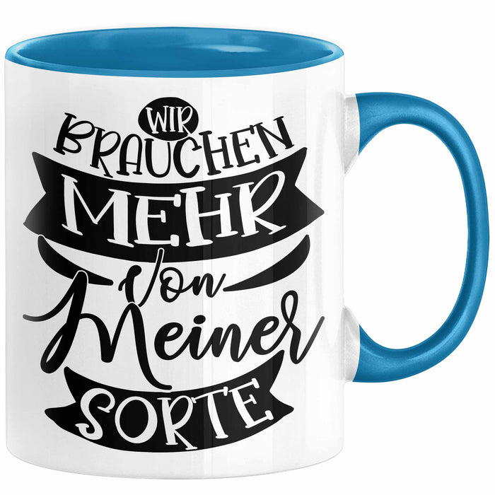 Lustiger Spruch Kaffee-Becher Geschenk für Kollegen Wir Brauchen Mehr Von Meiner Sorte Tasse Blau Trendation