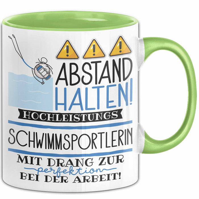 Schwimmsportlerin Tasse Geschenk Lustig Abstand Halten Hochleistungs-Schwimmsportlerin Mit Drang Zur Perfektion Bei Der Arbeit Grün Trendation