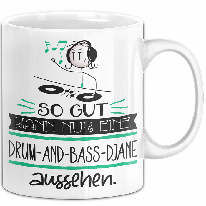 Drum-and-Bass-DJane Geschenk Tasse So Gut Kann Nur Eine Drum-and-Bass-DJane Aussehen Geschenkidee Geburtstag Weihnachten Lustig Weiß Trendation