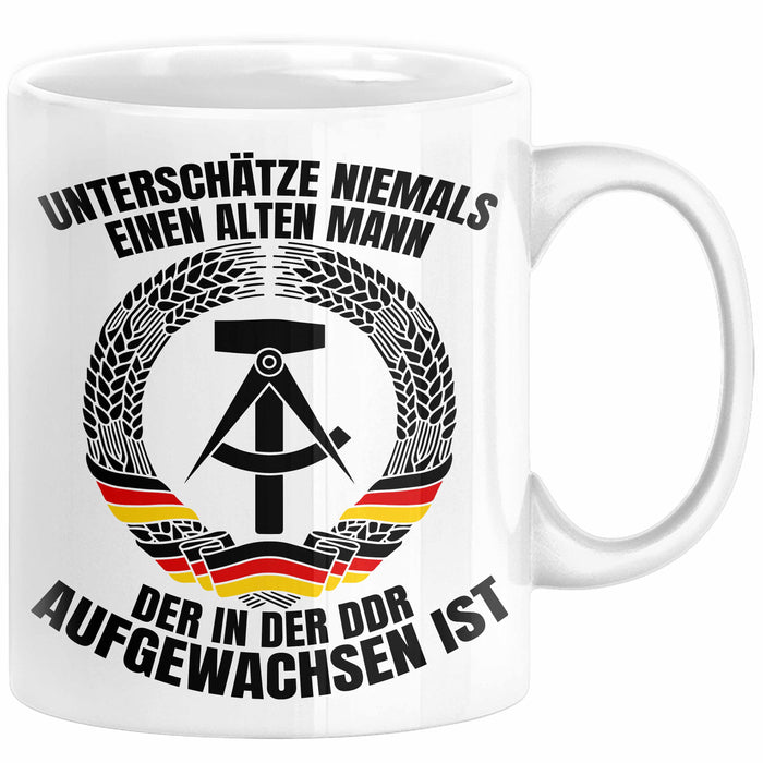 DDR Mann Tasse Geschenk Unterschätze Niemals Einen Alten Mann Der In Der DDR AufgewachsenIst Kaffee-Becher Weiß Trendation
