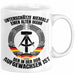 DDR Mann Tasse Geschenk Unterschätze Niemals Einen Alten Mann Der In Der DDR AufgewachsenIst Kaffee-Becher Weiß Trendation