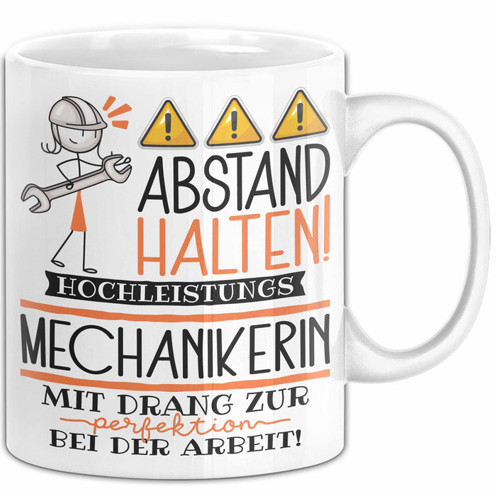 Mechanikerin Tasse Geschenk Lustig Abstand Halten Hochleistungs-Mechanikerin Mit Drang Zur Perfektion Bei Der Arbeit Weiß Trendation