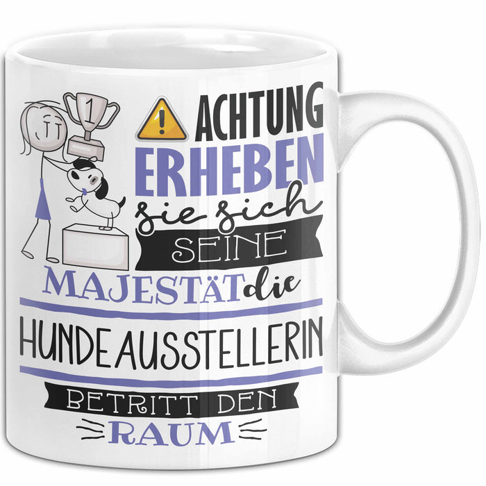 Hundeausstellerin Tasse Geschenk Lustiger Spruch Bitte Erheben Sie Sich Seine Majestät Die Hundeausstellerin Betritt Den Raum Weiß Trendation