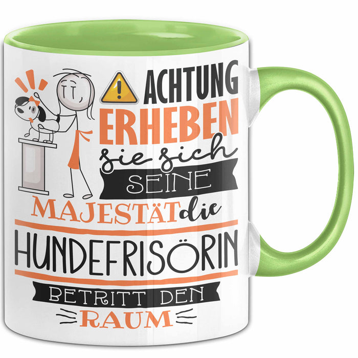 Hundefrisörin Tasse Geschenk Lustiger Spruch Bitte Erheben Sie Sich Seine Majestät Die Hundefrisörin Betritt Den Raum Grün Trendation