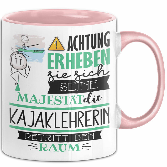 Kajaklehrerin Tasse Geschenk Lustiger Spruch Bitte Erheben Sie Sich Seine Majestät Die Kajaklehrerin Betritt Den Raum Rosa Trendation