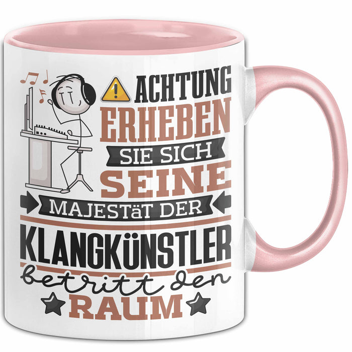 Klangkünstler Geschenk Tasse Lustiger Spruch Erheben Sie Sich Der Klangkünstler Betritt den Raum Rosa Trendation