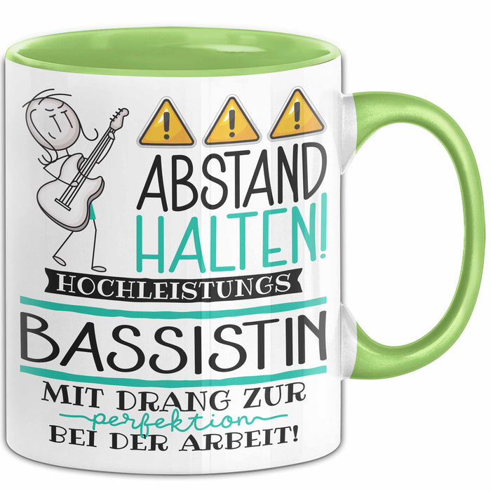 Bassistin Tasse Geschenk Lustig Abstand Halten Hochleistungs-Bassistin Mit Drang Zur Perfektion Bei Der Arbeit Grün Trendation