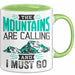 Ski Tasse Geschenk Grafik The Mountains Are Calling And I Must Go Becher Grün Trendation