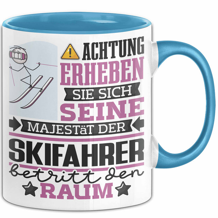 Skifahrer Geschenk Tasse Lustiger Spruch Erheben Sie Sich Der Skifahrer Betritt den Raum Blau Trendation