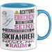 Skifahrer Geschenk Tasse Lustiger Spruch Erheben Sie Sich Der Skifahrer Betritt den Raum Blau Trendation