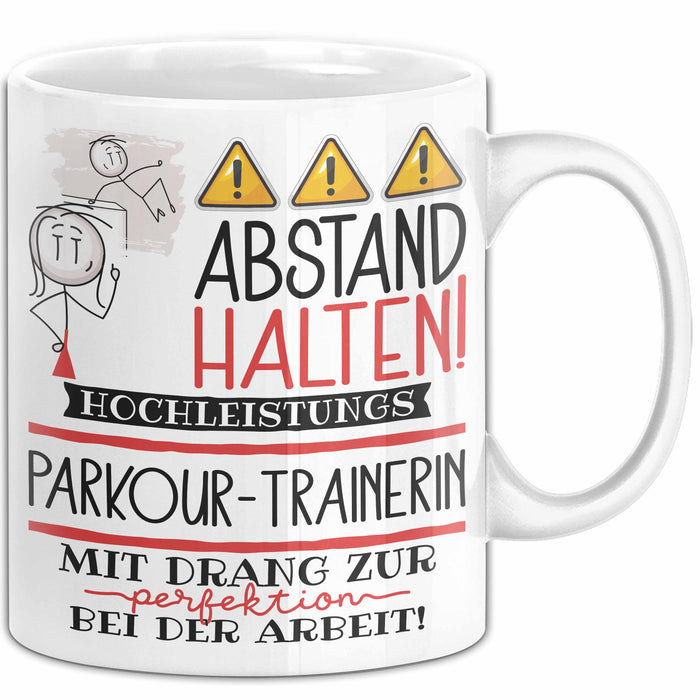 Parkour-Trainerin Tasse Geschenk Lustig Abstand Halten Hochleistungs-Parkour-Trainerin Mit Drang Zur Perfektion Bei Der Arbeit Weiß Trendation
