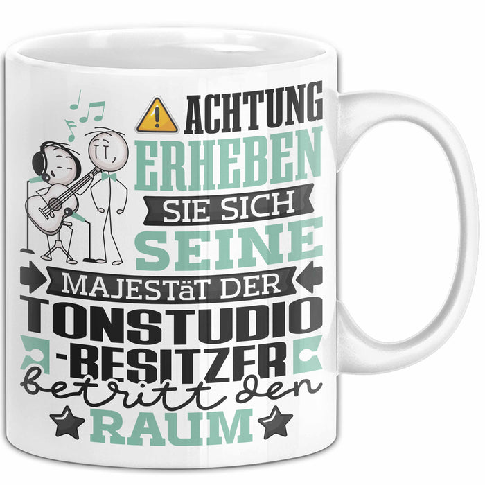 Tonstudio-Besitzer Geschenk Tasse Lustiger Spruch Erheben Sie Sich Der Tonstudio-Besitzer Betritt den Raum Weiß Trendation