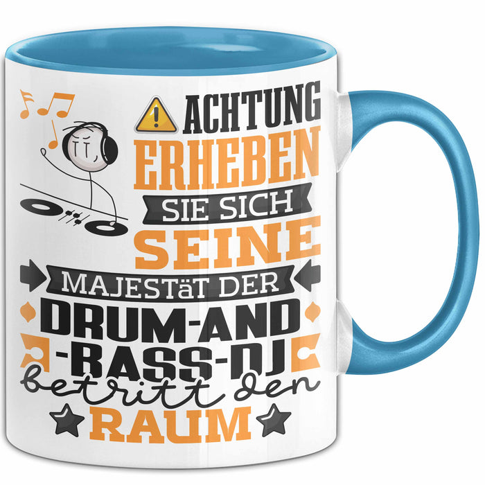Drum-and-Bass-DJ Geschenk Tasse Lustiger Spruch Erheben Sie Sich Der Drum-and-Bass-DJ Betritt den Raum Blau Trendation