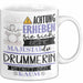 Drummerin Tasse Geschenk Lustiger Spruch Bitte Erheben Sie Sich Seine Majestät Die Drummerin Betritt Den Raum Weiß Trendation