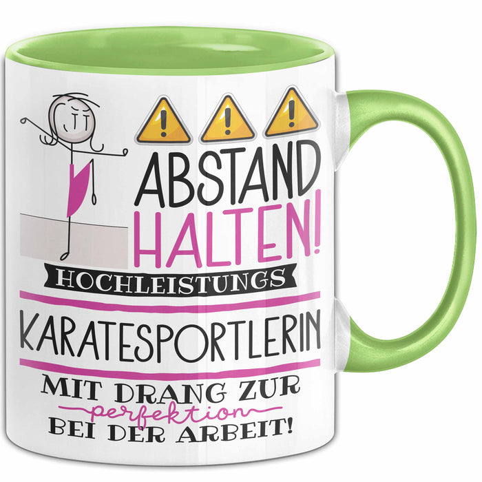 Karatesportlerin Tasse Geschenk Lustig Abstand Halten Hochleistungs-Karatesportlerin Mit Drang Zur Perfektion Bei Der Arbeit Grün Trendation