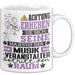 Musikveranstalter Geschenk Tasse Lustiger Spruch Erheben Sie Sich Der Musikveranstalter Betritt den Raum Weiß Trendation