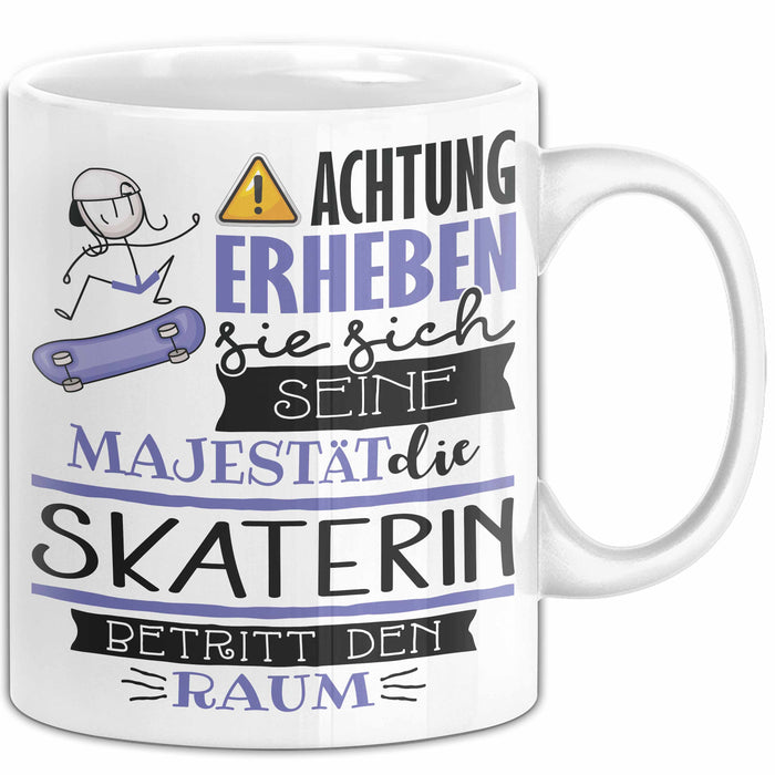 Skaterin Tasse Geschenk Lustiger Spruch Bitte Erheben Sie Sich Seine Majestät Die Skaterin Betritt Den Raum Weiß Trendation