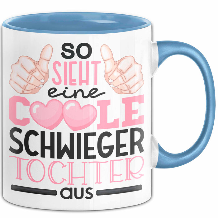 Schwiegertochter Tasse Geschenk Spruch So Sieht Eine Coole Schwiegertochter Aus Becher Blau Trendation