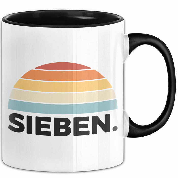 Tasse Retro SIEBEN. Design mit Sonnenuntergangsfarben 7. Geburtstag Jungs Schwarz Trendation
