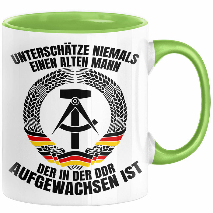 DDR Mann Tasse Geschenk Unterschätze Niemals Einen Alten Mann Der In Der DDR AufgewachsenIst Kaffee-Becher Grün Trendation
