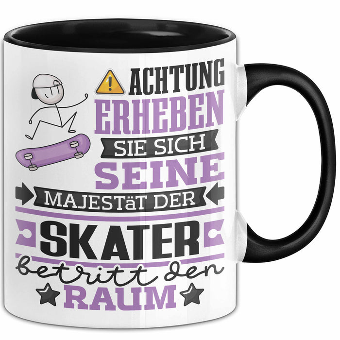 Skater Geschenk Tasse Lustiger Spruch Erheben Sie Sich Der Skater Betritt den Raum Schwarz Trendation