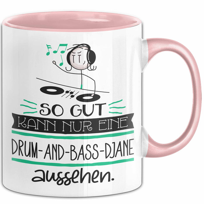 Drum-and-Bass-DJane Geschenk Tasse So Gut Kann Nur Eine Drum-and-Bass-DJane Aussehen Geschenkidee Geburtstag Weihnachten Lustig Rosa Trendation
