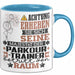 Parkour-Trainer Geschenk Tasse Lustiger Spruch Erheben Sie Sich Der Parkour-Trainer Betritt den Raum Blau Trendation