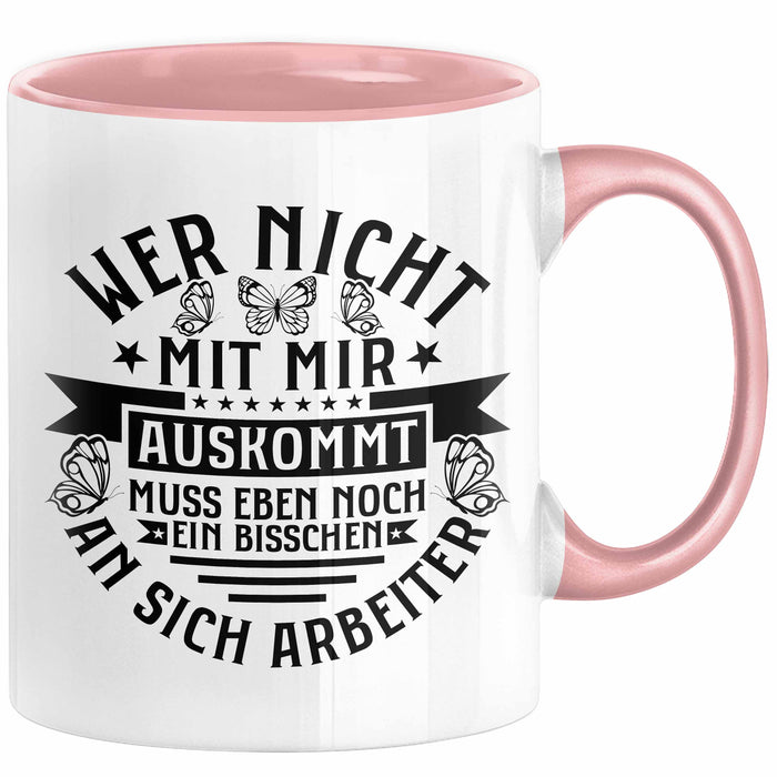 Lustiger Spruch Tasse Wer Nicht Mit Mir Auskommt Muss Eben Noch EIn Bisschen An Sich Arbeiten Kaffee-Becher Humor Rosa Trendation