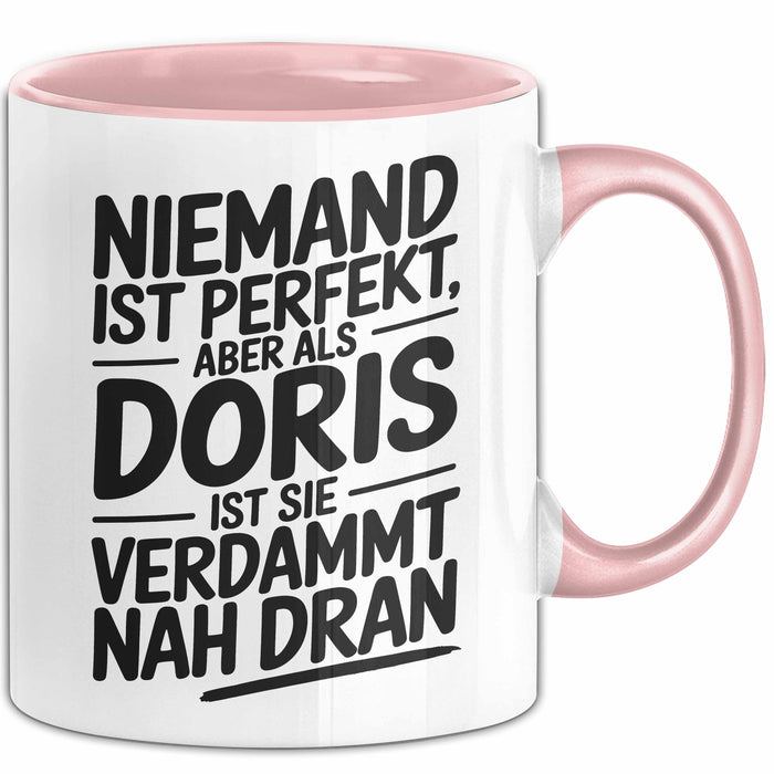 Doris Tasse Geschenk Niemand Ist Perfekt Doris Verdammt Nah Dran Geschenkidee Rosa Trendation