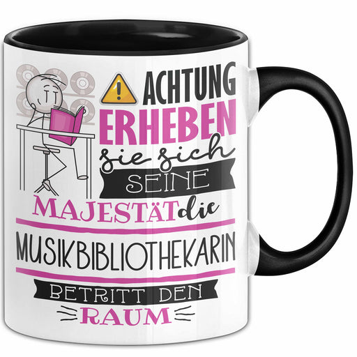 Musikbibliothekarin Tasse Geschenk Lustiger Spruch Bitte Erheben Sie Sich Seine Majestät Die Musikbibliothekarin Betritt Den Raum Schwarz Trendation