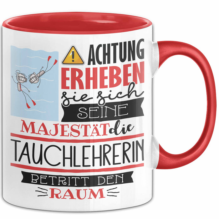 Tauchlehrerin Tasse Geschenk Lustiger Spruch Bitte Erheben Sie Sich Seine Majestät Die Tauchlehrerin Betritt Den Raum Rot Trendation