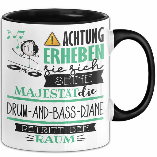 Drum-and-Bass-DJane Tasse Geschenk Lustiger Spruch Bitte Erheben Sie Sich Seine Majestät Die Drum-and-Bass-DJane Betritt Den Raum Schwarz Trendation
