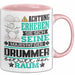 Drummer Geschenk Tasse Lustiger Spruch Erheben Sie Sich Der Drummer Betritt den Raum Rosa Trendation