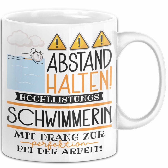 Schwimmerin Tasse Geschenk Lustig Abstand Halten Hochleistungs-Schwimmerin Mit Drang Zur Perfektion Bei Der Arbeit Weiß Trendation