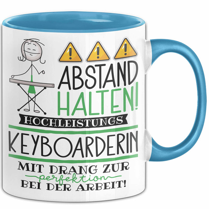 Keyboarderin Tasse Geschenk Lustig Abstand Halten Hochleistungs-Keyboarderin Mit Drang Zur Perfektion Bei Der Arbeit Blau Trendation