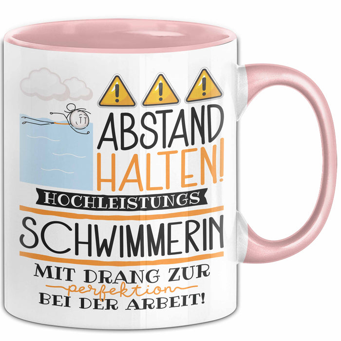 Schwimmerin Tasse Geschenk Lustig Abstand Halten Hochleistungs-Schwimmerin Mit Drang Zur Perfektion Bei Der Arbeit Rosa Trendation