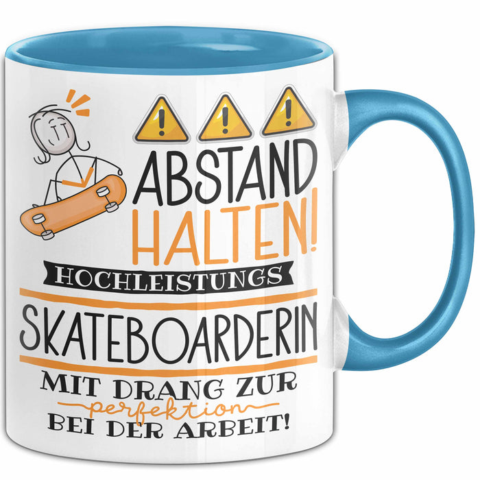 Skateboarderin Tasse Geschenk Lustig Abstand Halten Hochleistungs-Skateboarderin Mit Drang Zur Perfektion Bei Der Arbeit Blau Trendation