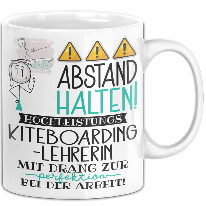 Kiteboarding-Lehrerin Tasse Geschenk Lustig Abstand Halten Hochleistungs-Kiteboarding-Lehrerin Mit Drang Zur Perfektion Bei Der Arbeit Weiß Trendation