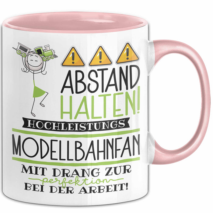 Modellbahnfan Tasse Geschenk Lustig Abstand Halten Hochleistungs-Modellbahnfan Mit Drang Zur Perfektion Bei Der Arbeit Rosa Trendation